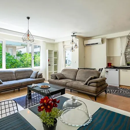 Charming Oasis With Balcony 3 Min To Apartmán