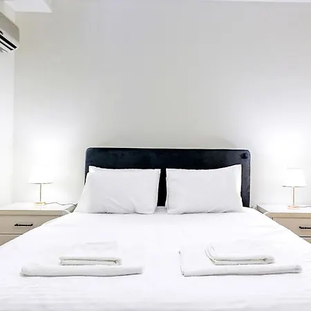 Charming Oasis With Balcony 3 Min To Apartmán
